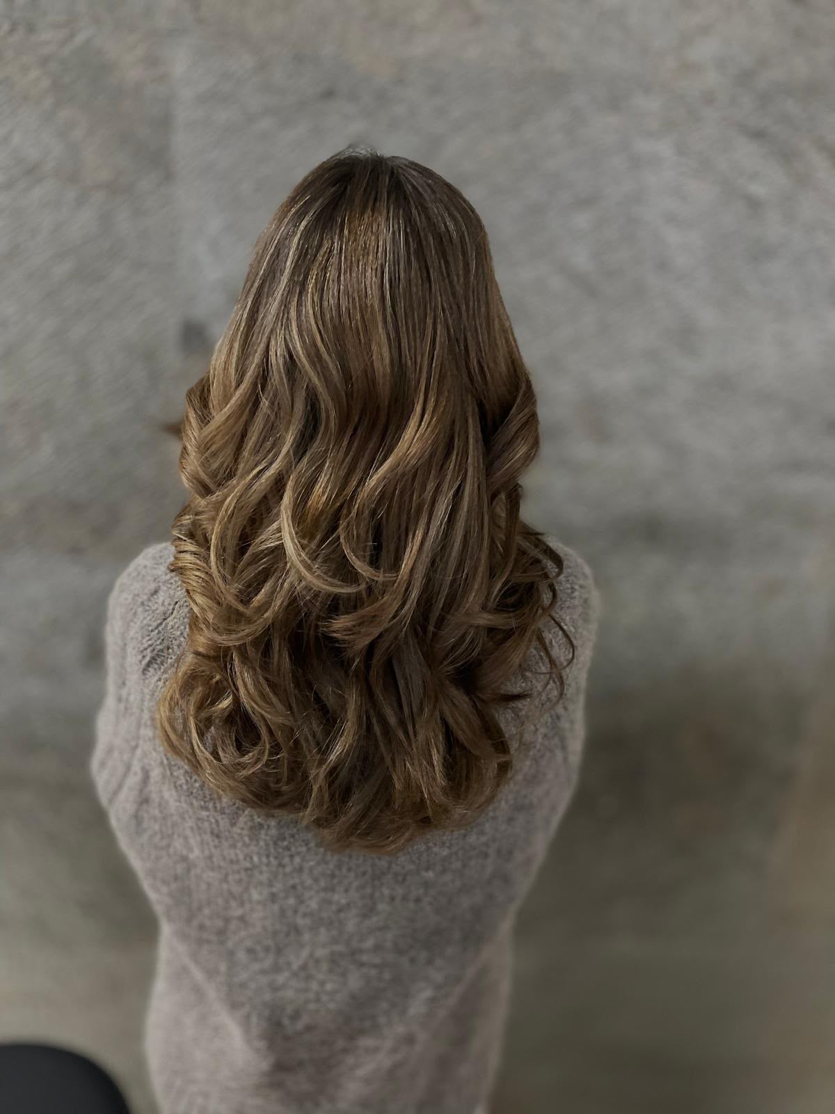 Langes Braunes Haar mit hellen Strähnen