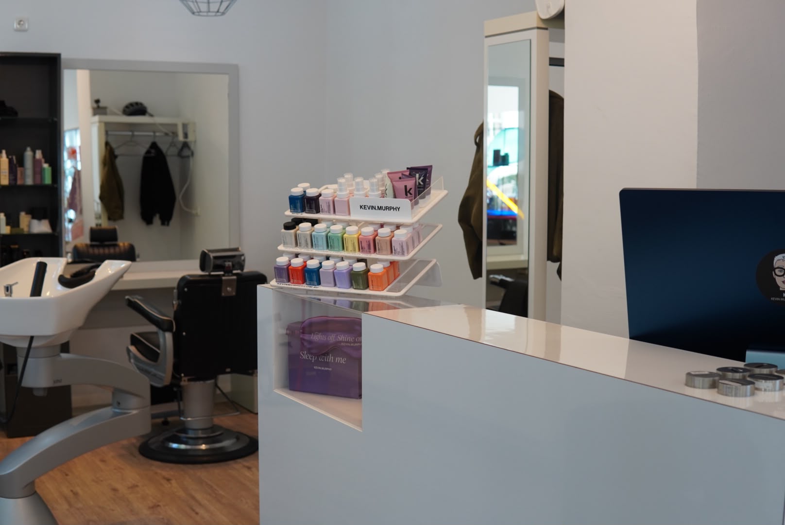 Empfang mit Haarpflegeprodukten im Salon Jolié