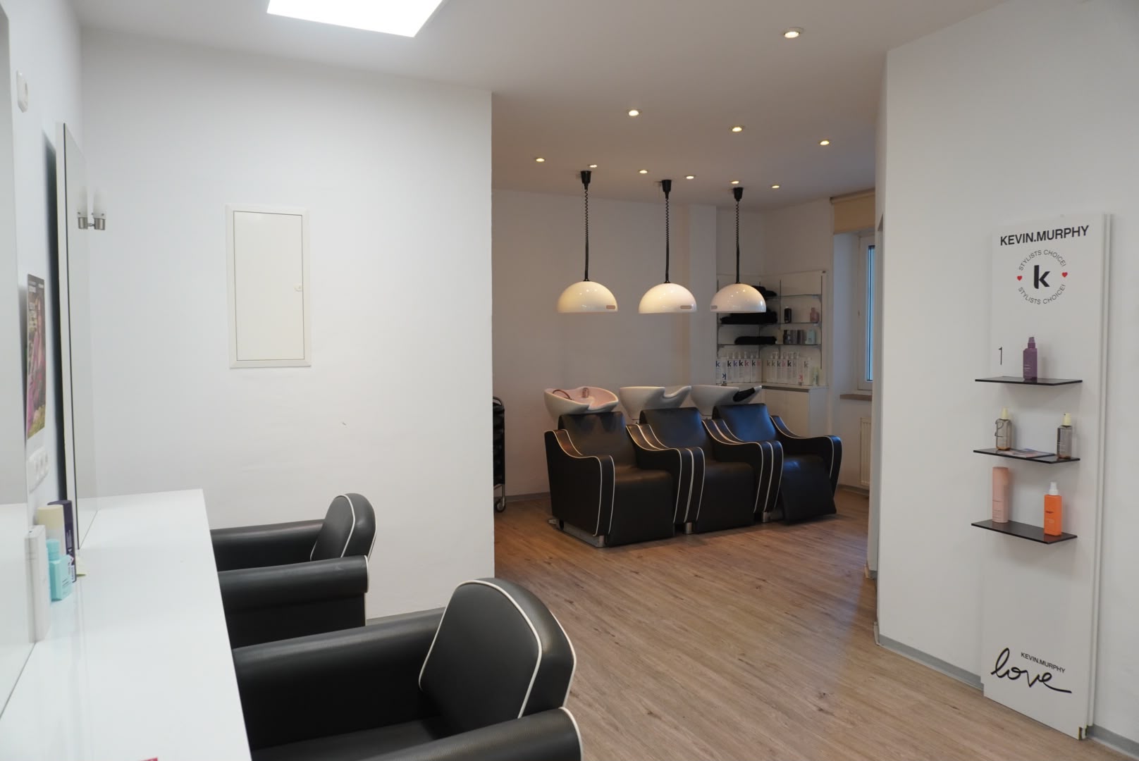 Blick auf die Waschplätze im Salon Jolié